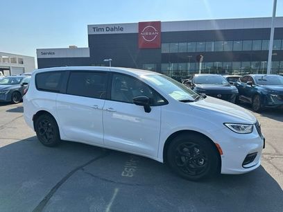 Used 2024 Chrysler Pacifica Limited