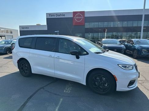 Used 2024 Chrysler Pacifica Limited FWD image 1