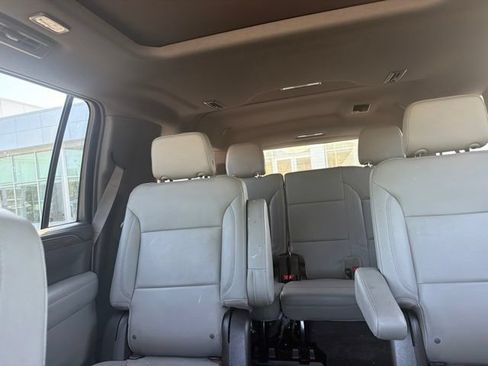 Used 2022 Chevrolet Suburban LT w/ Luxury Package RWD image 15
