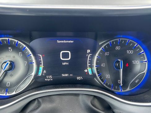 Used 2025 Chrysler Pacifica Limited FWD image 8