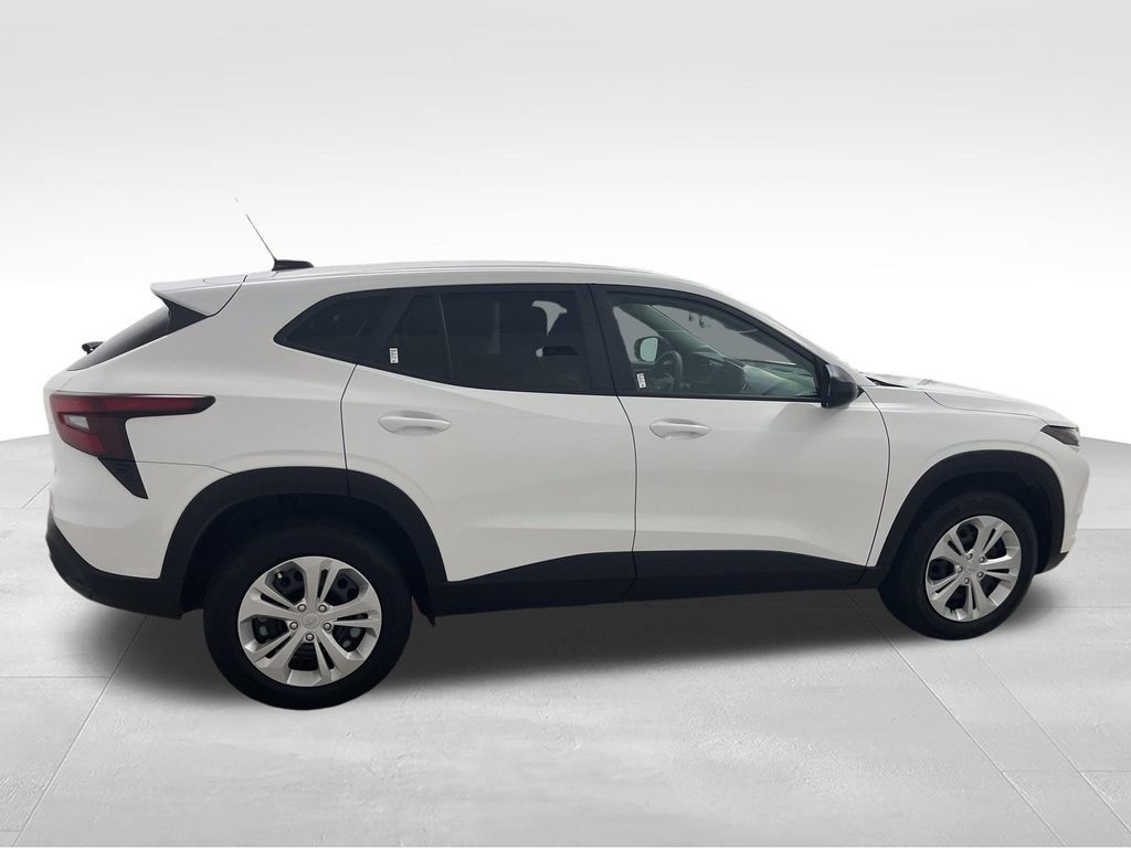 Used 2025 Chevrolet Trax LS FWD image 6