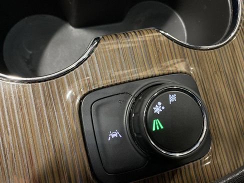 Used 2023 GMC Acadia SLE image 31