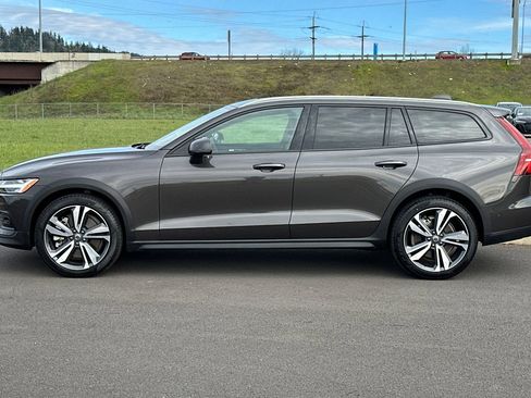 Used 2025 Volvo V60 B5 Cross Country Plus AWD/4WD image 6