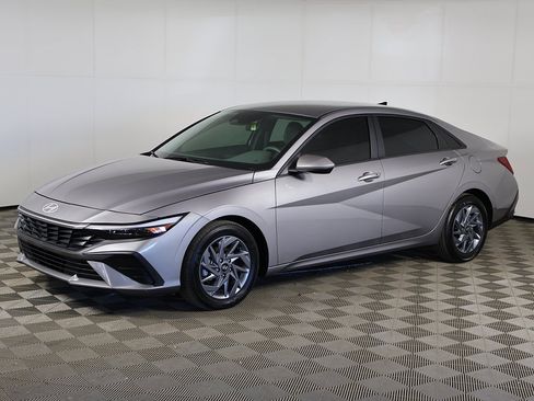 Used 2024 Hyundai Elantra SEL image 7