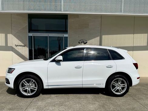 Used 2017 Audi Q5 2.0T Premium Plus w/ Technology Package AWD/4WD image 2