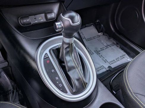 Used 2016 Kia Soul + image 12