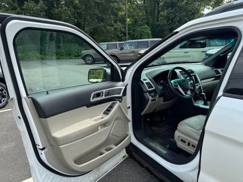 Used 2014 Ford Explorer Limited w/ Equipment Group 303A FWD image 11