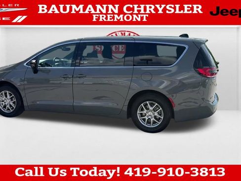 Used 2025 Chrysler Pacifica Select FWD image 4