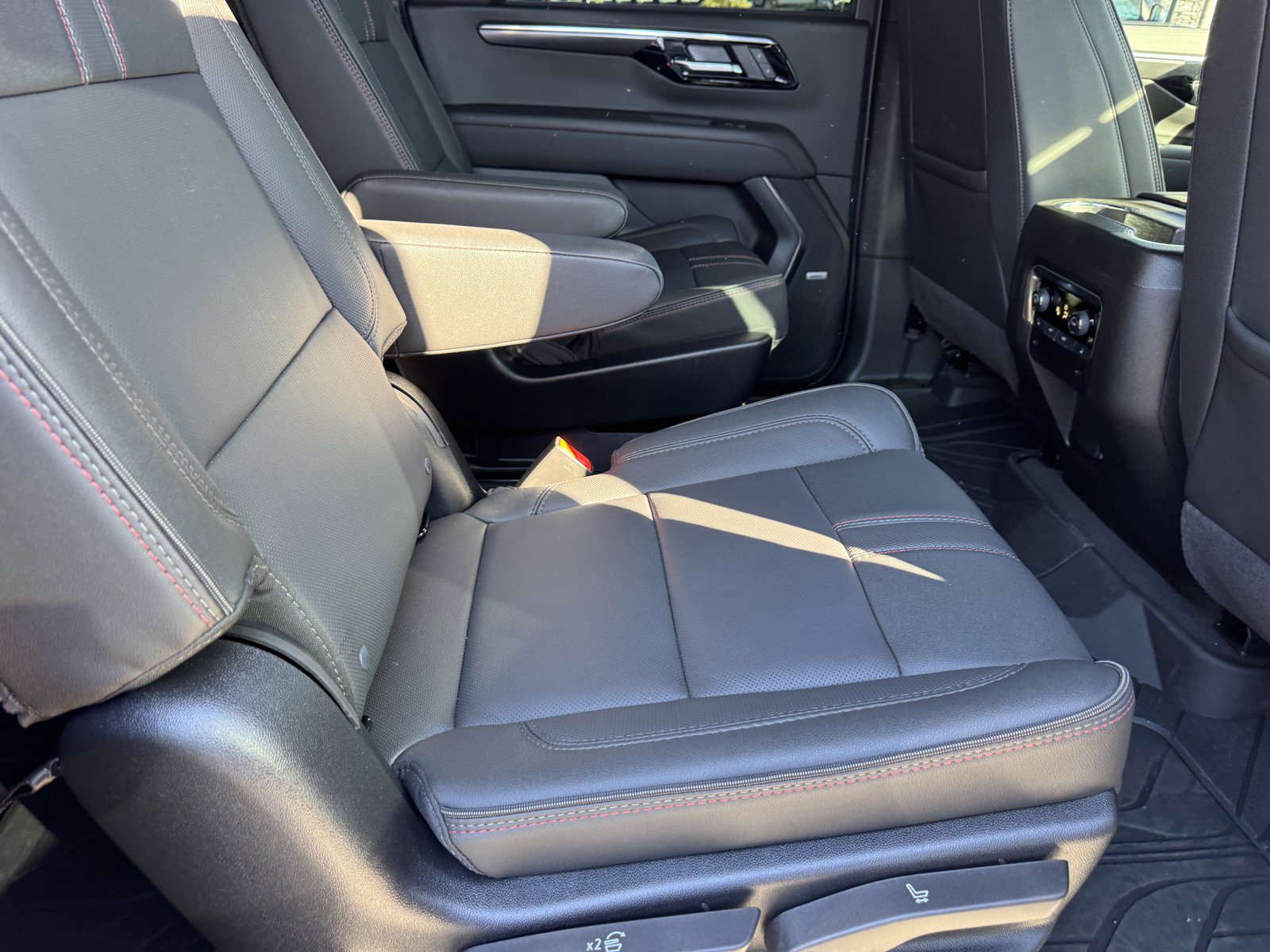 Used 2026 Chevrolet Suburban RST w/ Comfort Package AWD/4WD image 9