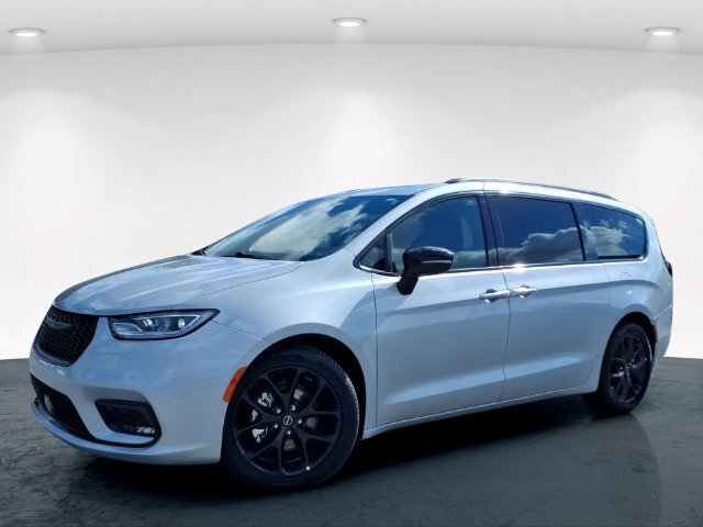 Used 2026 Chrysler Pacifica Limited w/ S Appearance Package FWD image 2