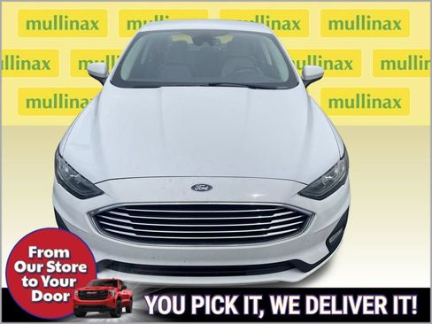 Used 2020 Ford Fusion SE w/ Equipment Group 151A FWD image 2