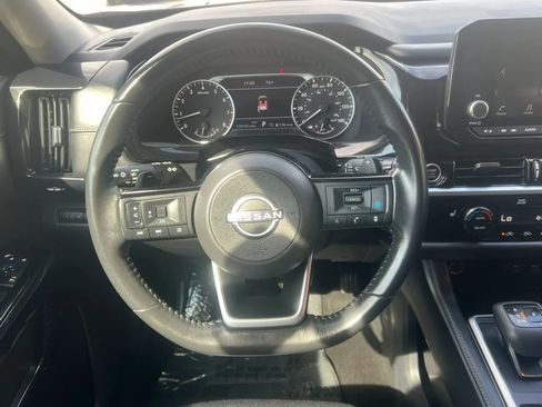 Used 2022 Nissan Pathfinder SV w/ SV Premium Package AWD/4WD image 16