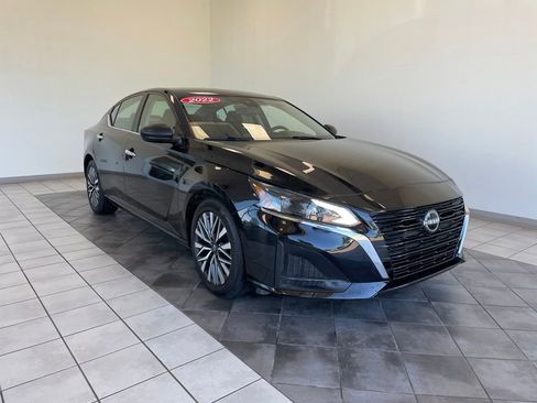 Used 2024 Nissan Altima 2.5 SV FWD image 1