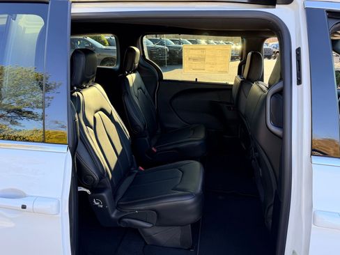 New 2026 Chrysler Pacifica Select image 20