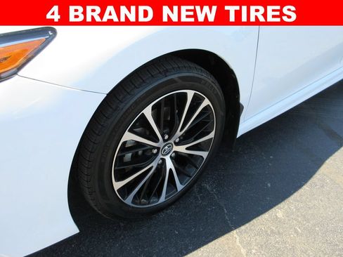 Used 2020 Toyota Camry SE FWD image 3