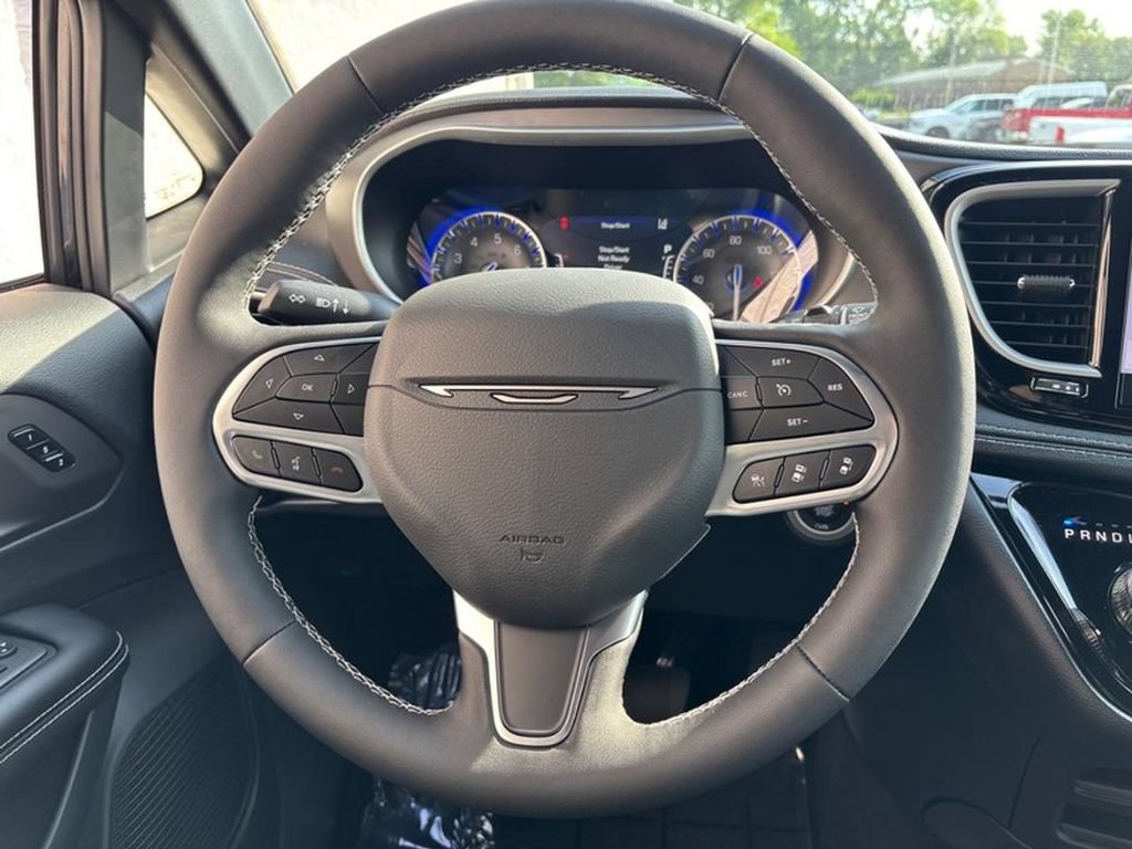 Used 2027 Chrysler Pacifica Select w/ Family Tech Group FWD image 11