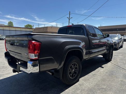 Used 2017 Toyota Tacoma SR5 w/ Tow Package AWD/4WD image 2