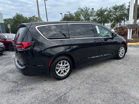 Used 2023 Chrysler Pacifica Touring-L FWD image 10