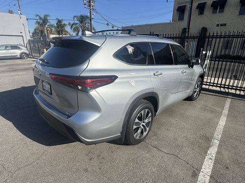 Used 2021 Toyota Highlander XLE FWD image 3
