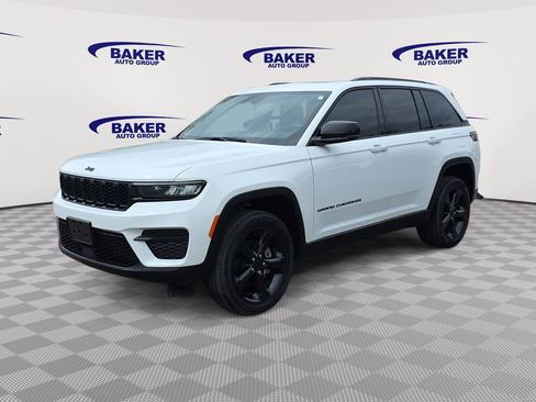 Used 2023 Jeep Grand Cherokee Altitude AWD/4WD image 7