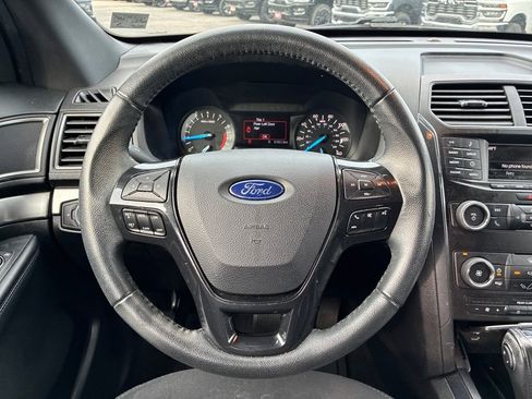Used 2018 Ford Explorer XLT image 15