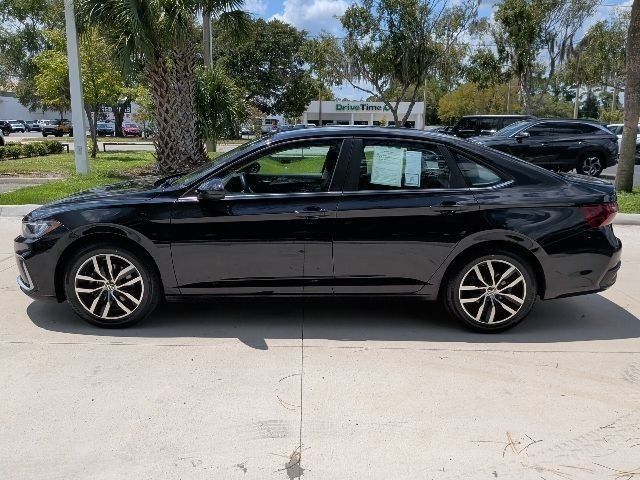 Used 2025 Volkswagen Jetta SE FWD image 11