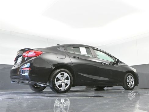 Used 2018 Chevrolet Cruze LS FWD image 33