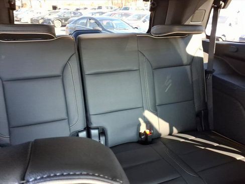 Used 2024 GMC Yukon SLT w/ SLT Luxury Package image 11