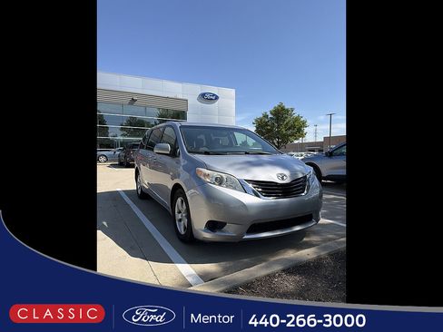 Used 2017 Toyota Sienna LE FWD image 1