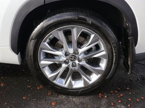 Used 2023 Toyota Highlander L image 10