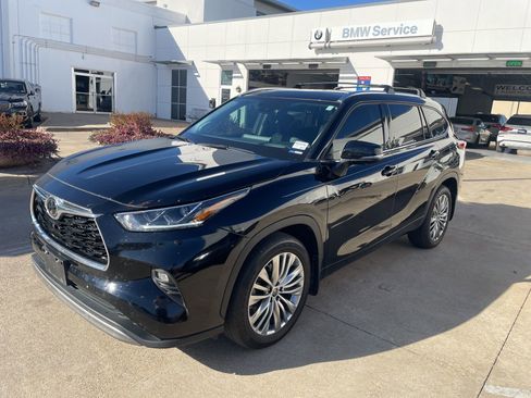 Used 2023 Toyota Highlander Limited image 1