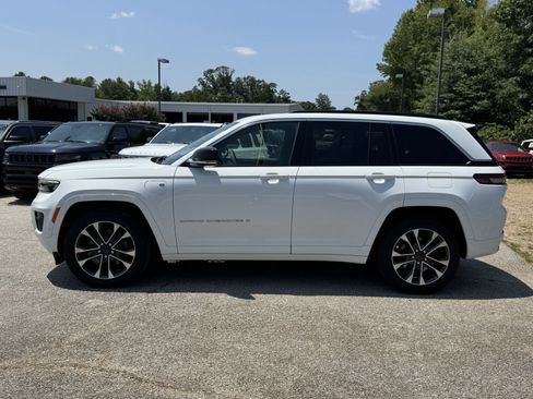 Used 2025 Jeep Grand Cherokee Overland w/ Trailer Tow Package AWD/4WD image 8