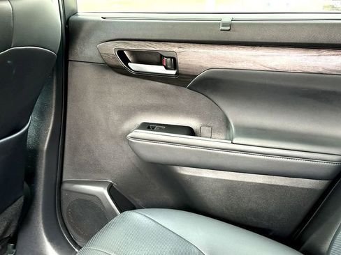 Used 2023 Toyota Highlander Limited image 20