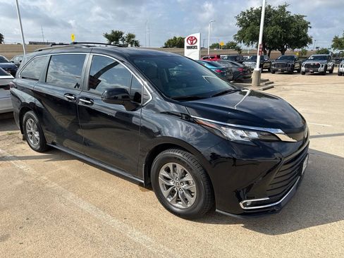 Used 2023 Toyota Sienna XLE FWD image 3