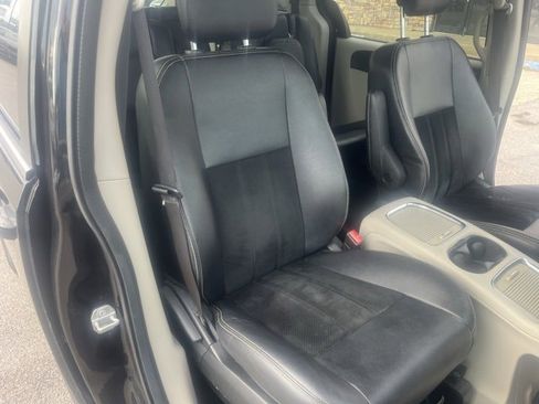 Used 2018 Dodge Grand Caravan SXT image 31