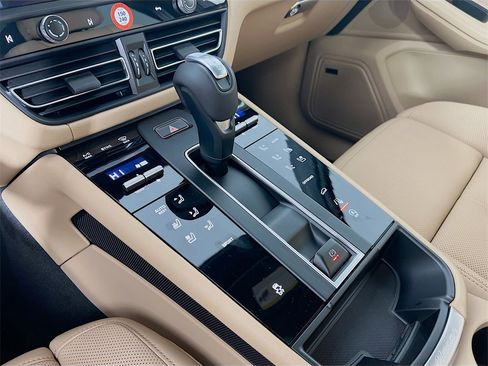 New 2026 Porsche Macan image 18