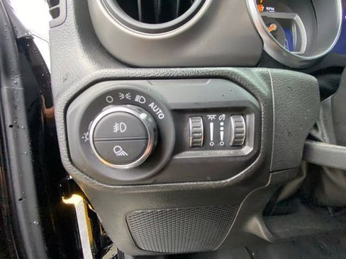 Used 2022 Jeep Gladiator Sport image 16