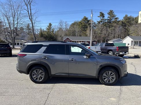 Used 2025 Nissan Pathfinder SV image 7