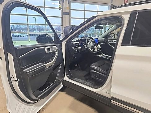 Used 2022 Ford Explorer XLT w/ Equipment Group 202A image 9