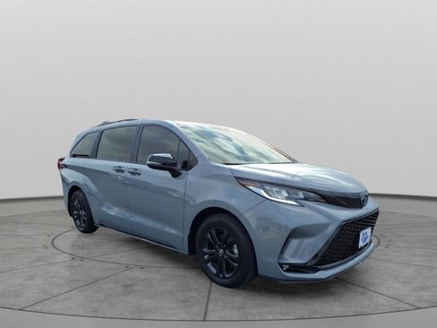 Used 2025 Toyota Sienna XSE image 3