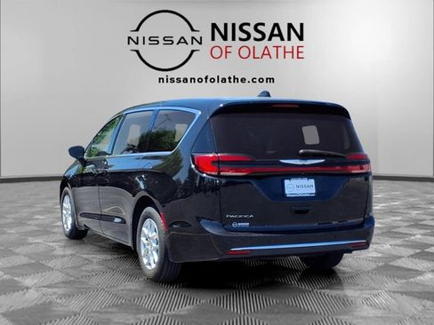 Used 2023 Chrysler Pacifica Touring-L FWD image 3