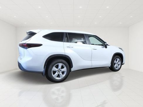 Used 2024 Toyota Highlander LE AWD/4WD image 6