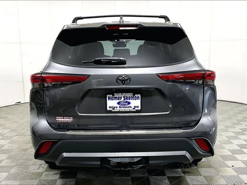 Used 2022 Toyota Highlander XLE image 4