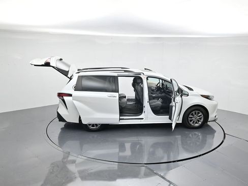 Used 2022 Toyota Sienna XLE image 42