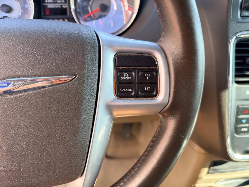 Used 2013 Chrysler Town & Country Touring-L w/ Driver Convenience Group FWD image 18
