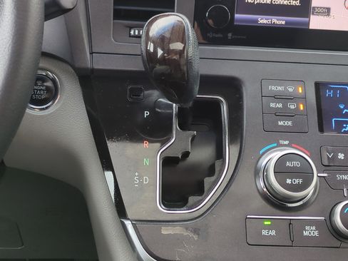 Used 2015 Toyota Sienna Limited image 23