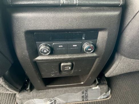 Used 2022 Chevrolet Traverse LT image 21