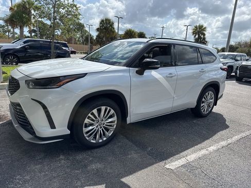 Used 2025 Toyota Highlander XSE image 12