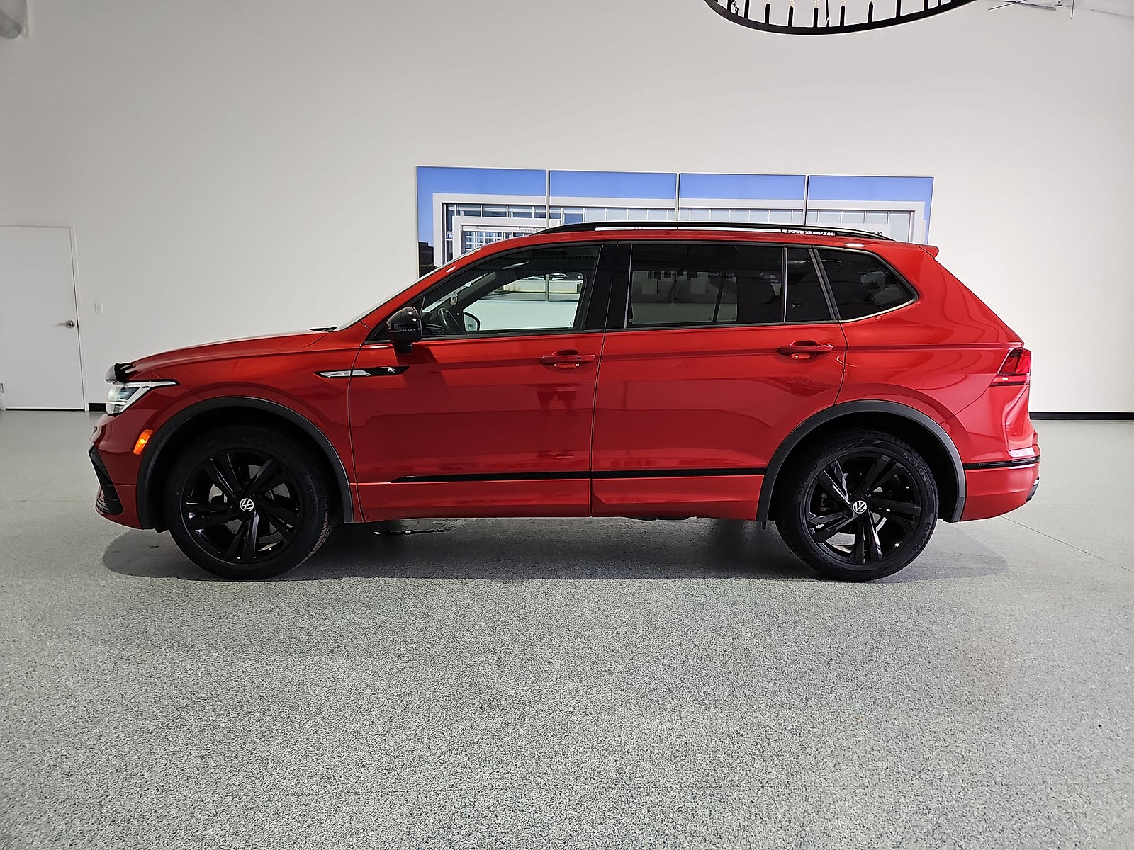 Used 2024 Volkswagen Tiguan SE R-Line AWD/4WD image 5