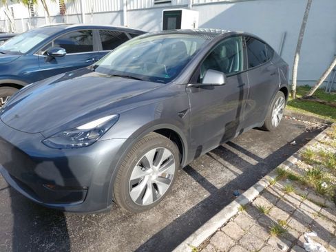 Used 2023 Tesla Model Y 2WD image 2